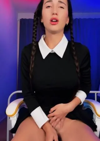 Wandinha nua se masturbando