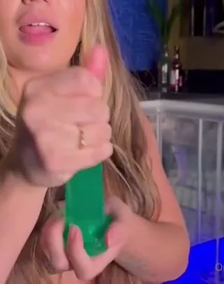 Yasmin Mineira erome masturbando a buceta nua